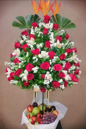 arreglo floral con frutero