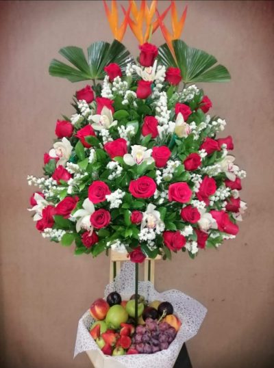 arreglo floral con frutero
