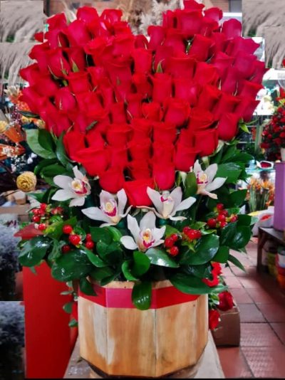 arreglo floral corazon de rosas