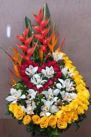 arreglo floral espiral amarillo