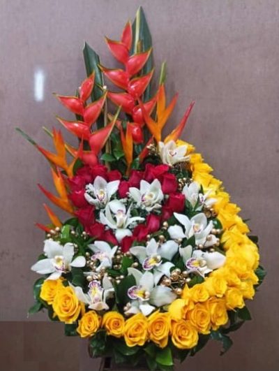 arreglo floral espiral amarillo