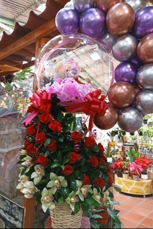 arreglo floral peluche y globos