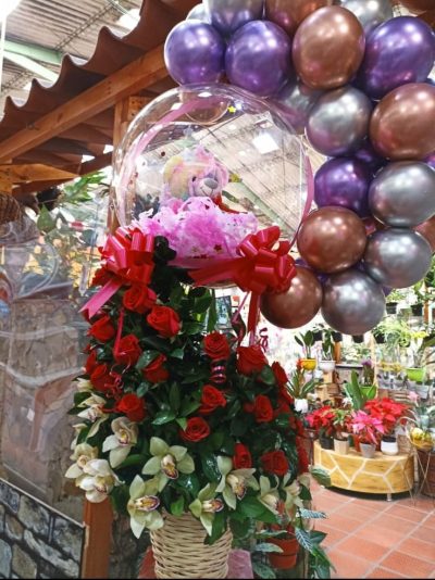 arreglo floral peluche y globos