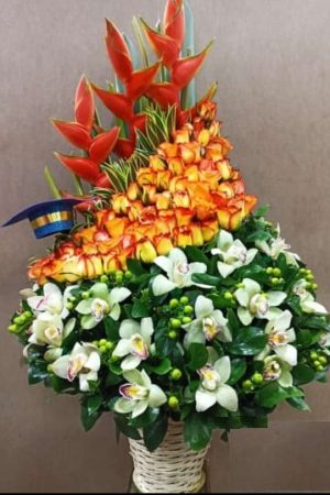 arreglo floraral en canasto