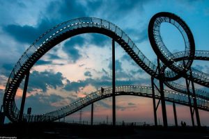 Bajones de la vida; Artículo representado en una imagen de una montaña rusa.