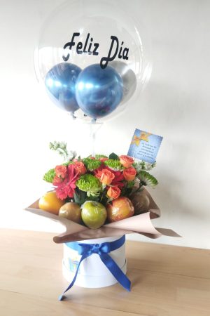 Caja con frutas y flores